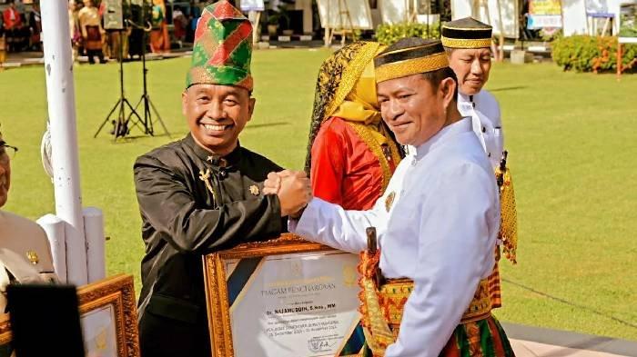 Pjs Bupati Sumbawa Najamudin Amy Terima Penghargaan dari Mendagri
