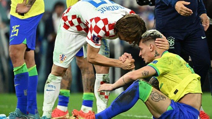 Kapten timnas Kroasia, Luka Modric memberi semangat kepada pemain Brasil, Antony yang lesu karena tersingkir di babak perempat final lewat adu penalti melawan Kroasia  di Stadion Kota Pendidikan, Al-Rayyan, Qatar, Jumat (9/12/2022).