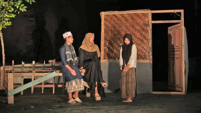 Mahasiswa KKN Unram di Desa Seruni Mumbul Tutup Proker dengan Pementasan Teater 'Merariq Kodeq'