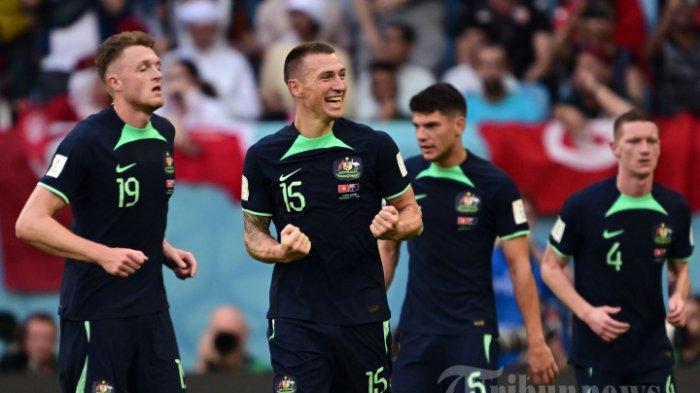 Pemain depan Australia Mitchell Duke merayakan gol timnya selama pertandingan sepak bola Grup D Piala Dunia 2022 antara Tunisia vs Australia di Stadion Al-Janoub di Al-Wakrah, selatan Doha pada 26 November 2022.