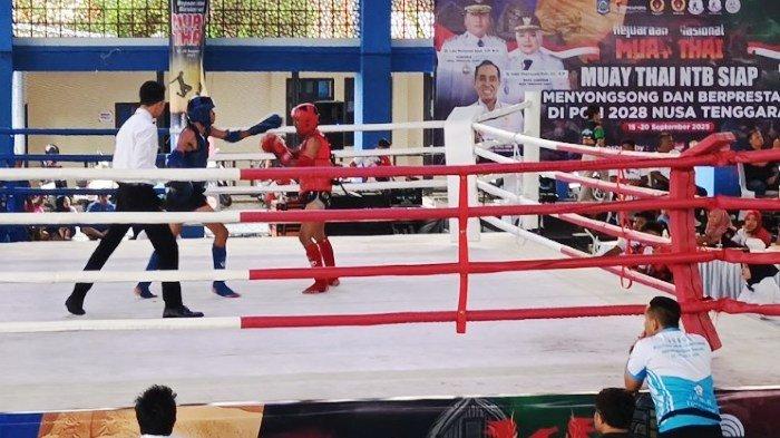 TANDING - Atlet Muaythai saat bertanding di Kejurnas Muaythai 2025 di Gelanggang Pemuda Mataram, Nusa Tenggara Barat (NTB), Selasa (16/9/2025).