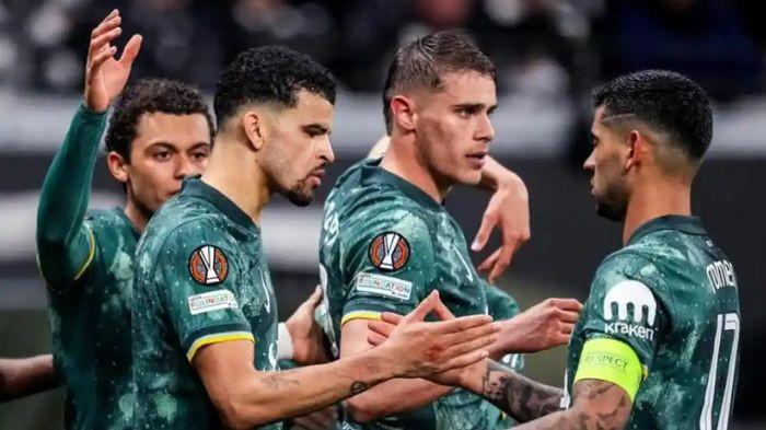 PEMAIN TOTTENHAM HOTSPUR - Selebrasi pemain Tottenham Hotspur saat melawan Eintracht Frankfrut pada babak 8 besar Liga Eropa, Jumat (18/4/2025) dini hari WIB. Spur berhasil memenangkan pertandingan berkat gol tunggal penalti Dominic Solanke. (Laman resmi UEFA).