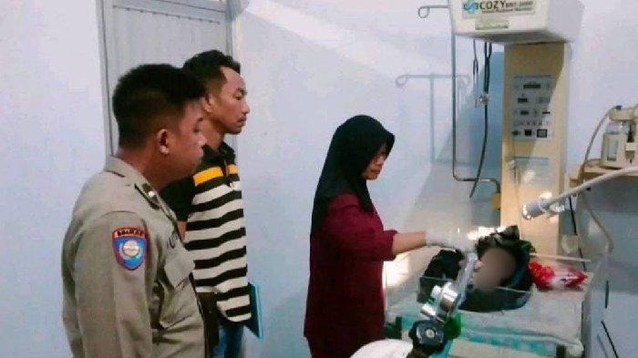 PEMBUANGAN BAYI: Petugas kesehatan bersama polisi saat mengecek kondisi nayo yag dibuang oleh seorang pelajar di Kopang, Lombok Tengah, Jumat (7/2/2025).