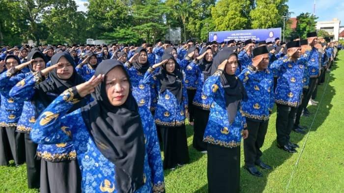 PELANTIKAN PPPK  - Pegawai Pemerintah dengan Perjanjian Kerja (PPPK) Paruh Waktu Tahun 2025 saat menerima SK di Lapangan Bumi Gora, Kantor Gubernur NTB, Selasa (23/12/2025).