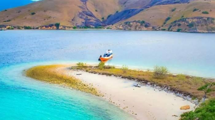 WISATA BIMA - Salah satu wisata primadona yang sedang naik daun di Bima adalah Pantai Nisa Ndoko, sebuah destinasi eksotis yang tersembunyi di Desa Lambu, Kecamatan Lambu.