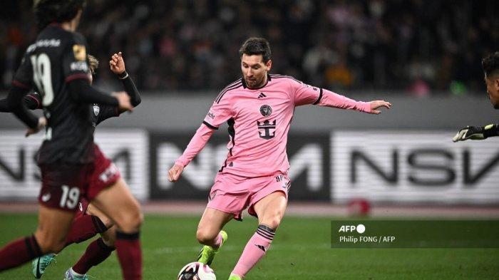 PEMAIN VISSEL KOBE - (arsip 2024) Pemain Inter Miami, Lionel Messi menendang bola pada pertandingan persahabatan kontra Vissel Kobe di Stadion Nasional pada 7 Februari 2024. Hasil uji coba Inter Miami vs Vissel Kobe berakhir dengan skor 0-0, Rabu (7/2/2024).