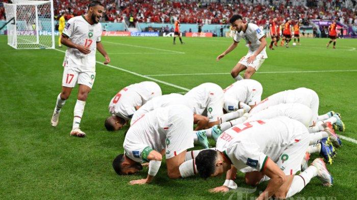 Pemain Maroko sujud syukur  setelah Abdelhamid Sabiri mencetak gol pertama timnya selama pertandingan sepak bola Grup F Piala Dunia 2022 Qatar antara Belgia dan Maroko di Stadion Al-Thumama di Doha pada 27 November 2022. Maroko menang 2-0.
