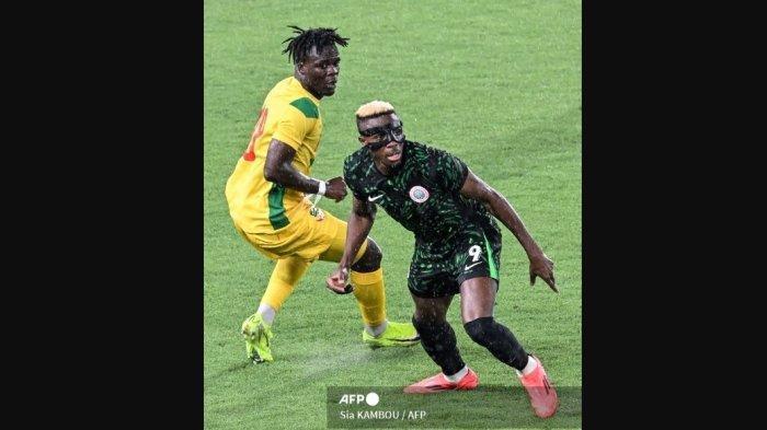 NIGERIA VS CONGO - Pemain depan Nigeria #09 Victor James Osimhen (kanan) mengontrol bola di depan pemain depan Benin #18 Ishola Junior Olaitan (kiri) selama pertandingan kualifikasi Piala Afrika Grup D Maroko 2025 antara Nigeria dan Benin di stadion Houphouet Boigny di Abidjan, pada 14 November 2024