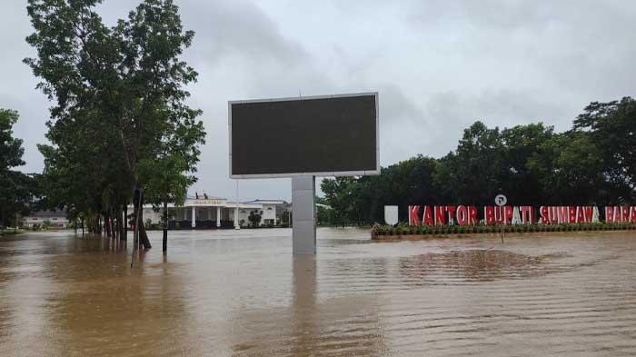 Banjir di KSB, Ratusan Rumah Warga Terdampak hingga Komplek Kantor Bupati