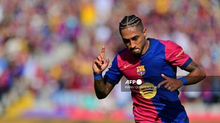 Penyerang Barcelona asal Brasil #11 Raphinha merayakan gol pertama timnya selama pertandingan sepak bola liga Spanyol antara FC Barcelona dan Real Valladolid FC di Estadi Olimpic Lluis Companys di Barcelona pada tanggal 31 Agustus 2024. (Foto oleh MANU QUINTERO / AFP)