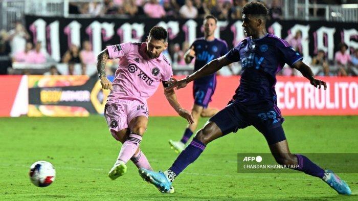 PEMAIN CHARLOTTE - Penyerang Inter Miami #10 Argentina Lionel Messi dan pemain belakang Charlotte #29 Prancis Adilson Malanda (Kanan) bersaing memperebutkan bola selama pertandingan sepak bola perempat final Concacaf Leagues Cup antara Inter Miami dan Charlotte di Stadion DRV PNK di Fort Lauderdale, Florida, pada 11 Agustus, 2023. Inter Miami berhasil menang telak 4-0 atas Charlotte dalam lanjutan perempat final Piala Liga Amerika, Sabtu (12/8/2023).