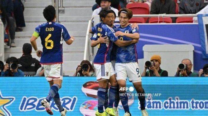 JEPANG MENANG TELAK - Penyerang Jepang #09 Ayase Ueda merayakan bersama rekan satu timnya setelah mencetak gol ketiga timnya selama pertandingan sepak bola Piala Asia AFC Qatar 2023 antara Bahrain dan Jepang di Stadion al-Thumama di Doha pada 31 Januari 2024. (HECTOR RETAMAL / AFP )
