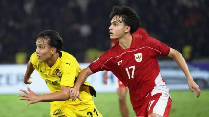 Pesepak bola Timnas U-23 Indonesia Victor Benjami Dethan mencoba melewati pesepak bola Timnas Malaysia pada pertandingan penyisihan Grup A Piala AFF U-23 di Stadion Utama Gelora Bung Karno (SUGBK), Jakarta, Selasa (15/7/2025).