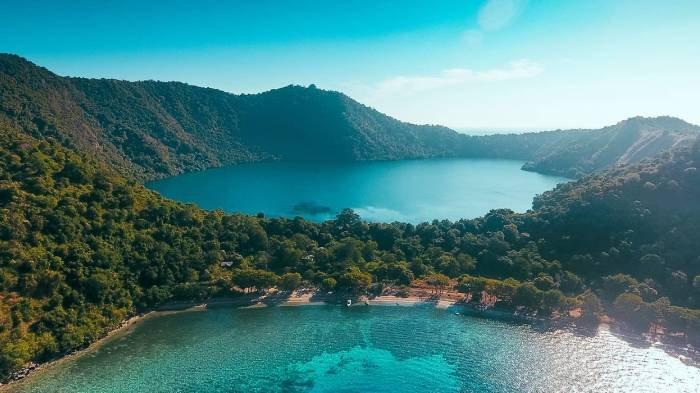 Mengenal Danau Satonda: Danau Air Asin di Tengah Pulau Warisan Letusan Tambora