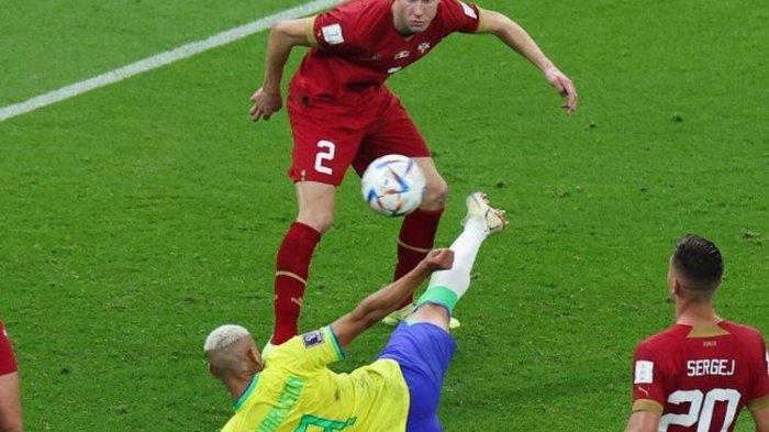 Pemain Brasil Richarlison saat mencetak gol kedua pada pertandingan Grup G Piala Dunia 2022 Qatar antara Brasil vs Serbia di Stadion Lusail, utara Doha pada Kamis 24 November 2022.