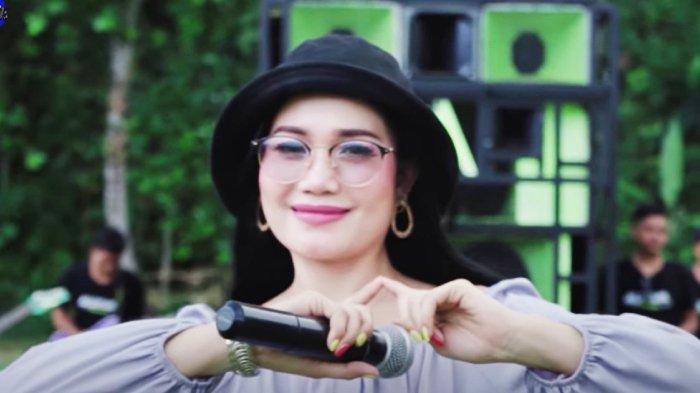 Lirik Lagu Sasak Terune Solah - Erni Ayuningsih, Sae Tie Terune Solah Cobak-cobak Panggong Angen