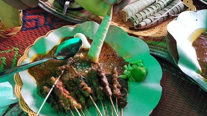 Sajian Sate Bulayak, kuliner khas Lombok yang bisa dinikmati saat jalan-jalan menikmati wisata Lombok.