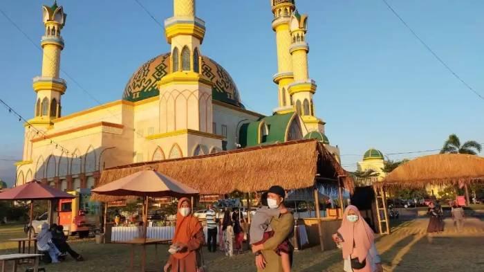 SEMARAK RAMADAN - Sejumlah pengunjung sedang menunggu waktu berbuka puasa di Islamic Center NTB. Pemerintah Provinsi NTB bakal menggelar kegiatan Lentera Ramadan di kabupaten/kota dalam rangka menyemarakkan bulan Ramadan 1447 H/2026.