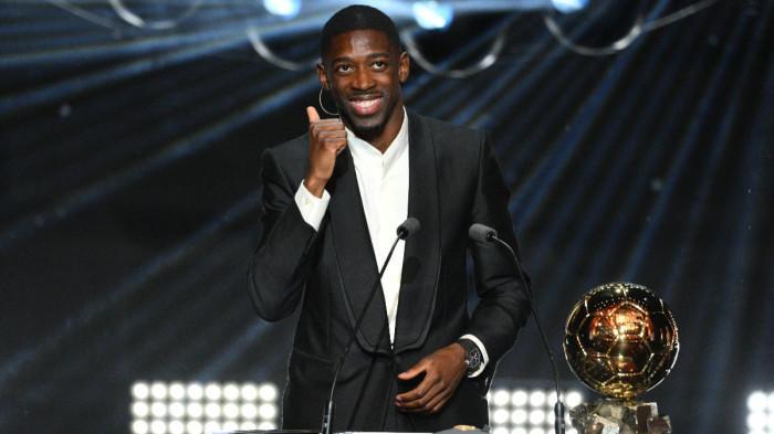 BALLON D'OR - Striker klub Paris Saint-Germain (PSG), Ousmane Dembele berpose dengan trofi Ballon d'Or 2025 setelah diumumkan jadi pemenang edisi kali ini, di Theatre du Chatelet, Paris, Prancis, Selasa (23/9/2025) dini hari WIB
