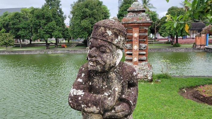 Arca muslim di Balai Kambang Taman Mayura, Kota Mataram salah satu benda cagar budaya. Taman Mayura merupakan salah satu objek wisata Lombok.