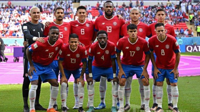 (Dari Kiri) Kiper Kosta Rika Keylor Navas, Penyerang Kosta Rika Joel Campbell, Gelandang Kosta Rika Celso Borges, Gelandang Kosta Rika Gerson Torres, Bek Kosta Rika Oscar Duarte, Bek Kosta Rika Keysher Fuller, bek Kosta Rika Kendall Waston, gelandang Kosta Rika Yeltsin Tejeda, bek Kosta Rika Francisco Calvo, penyerang Kosta Rika Anthony Contreras dan bek Kosta Rika Bryan Oviedo berpose untuk foto tim sebelum Qatar Pertandingan sepak bola Grup E Piala Dunia 2022 antara Jepang dan Kosta Rika di Stadion Ahmad Bin Ali di Al-Rayyan, sebelah barat Doha, Minggu (27 November 2022).