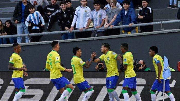 Para pemain Brasil merayakan gol ke gawang Tunisia dalam babak 16 besar Piala Dunia U20 2023 d Stadion La Plata, Argentina, 31 Mei 2023. Brasil  menang 4-1 dan melaju ke perempat final atau 8 besar Piala Dunia U20 2023.
