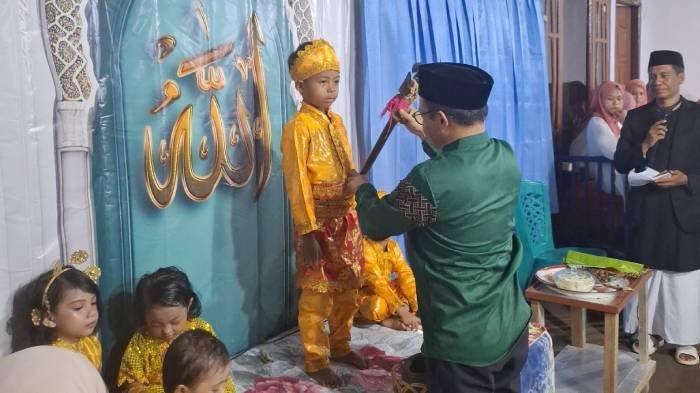 Compo Sampari, Tradisi Menyematkan Keris pada Anak yang Akan Disunat di Dompu