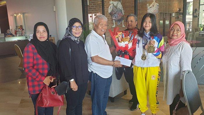 Atlet Kota Mataram Rifka Afriliana Diberi Kejutan Usai Boyong 5 Medali Emas Porprov NTB 2023