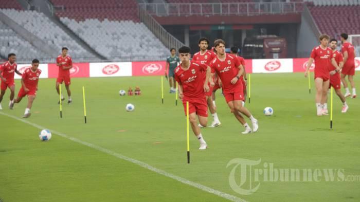 LATIHAN PEMAIN - Pemain Timnas Indonesia Matthew Baker menjalani sesi latihan resmi jelang pertandingan FIFA Matchday melawan Oman di Stadion Utama Gelora Bung Karno (SUGBK), Jakarta, Kamis (4/6/2026).