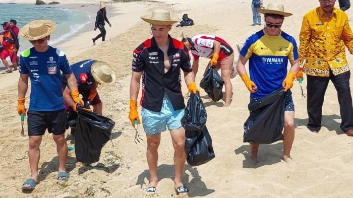 Penampilan Pembalap MotoGP Pungut Sampah hingga 'Nyemplung' ke Pantai Tanam Terumbu Karang