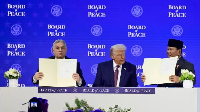 DEWAN PERDAMAIAN - Presiden Republik Indonesia Prabowo Subianto menandatangani Board of Peace Charter pada Kamis, 22 Januari 2026, di Davos, Swiss disaksikan Presiden Amerika Serikat Donald Trump.