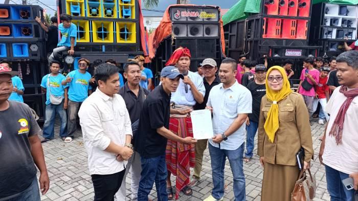 DEMO KECIMOL - Wakil Ketua Komisi IV DPRD Lombok Tengah, Wirman Hamzani saat menerima saat menerima ratusan massa aksi kecimol yang melakukan dekonstrasi di Kantor DPRD, Selasa (21/10/2025).