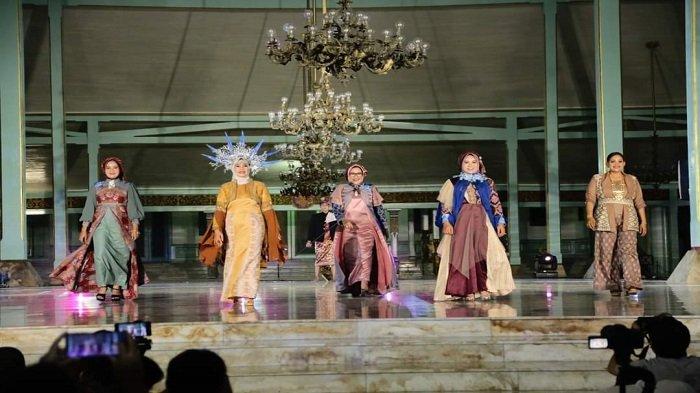 DWP Loteng Perkenalkan Tenun Ikat dalam Fashion Show Festival Payung Indonesia ke-9 di Solo