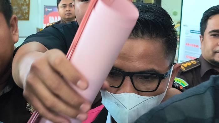 TERSANGKA KASUS - Ketua Komisi IV DPRD Nusa Tenggara Barat (NTB) Hamdan Kasim digiring ke mobil tahanan untuk dibawa ditahan di Lapas Kelas IIA Kuripan Lombok Barat usai diperiksa sebagai tersangka kasus gratifikasi di Kejati NTB, Kota Mataram, Senin (24/11/2025).