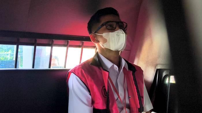 TERSANGKA KASUS - Ketua Komisi IV DPRD NTB Hamdan Kasim berada di dalam mobil tahanan usai ditetapkan sebagai tersangka kasus gratifikasi dana siluman, Senin (24/11/2025).