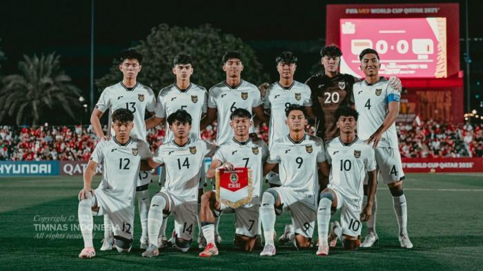 PELUANG LOLOS - Foto bersama Timnas Indonesia U17 sebelum laga menghadapi Zambia pada matchday perdana Grup H Piala Dunia U17 2025 di Lapangan 7 Aspire Zone, Al Rayyan, Qatar, Selasa (4/11/2025).