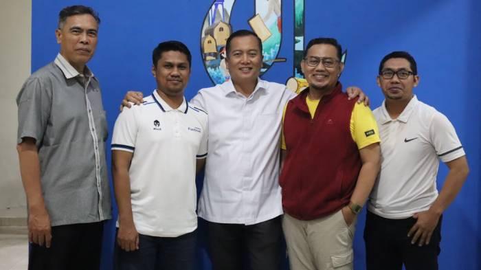 Kunjungan Hangat Gubernur NTB di Tribun Lombok: Salat Berjamaah dan Diskusi Pembangunan Pariwisata