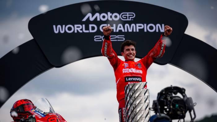 JUARA DUNIA - Marc Marquez merayakan gelar juara dunia di Sirkuit Motegi, Jepang, Minggu (28/9/2025).