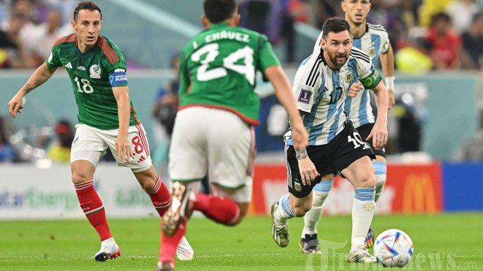 Penyerang Timnas Argentina, #10 Lionel Messi (kanan) menggiring bola dalam laga sepak bola Grup C Piala Dunia 2022 Qatar antara Argentina melawan Meksiko di Stadion Lusail, di Lusail, utara Doha, Qatar, Sabtu (26/11/2022) waktu setempat.
