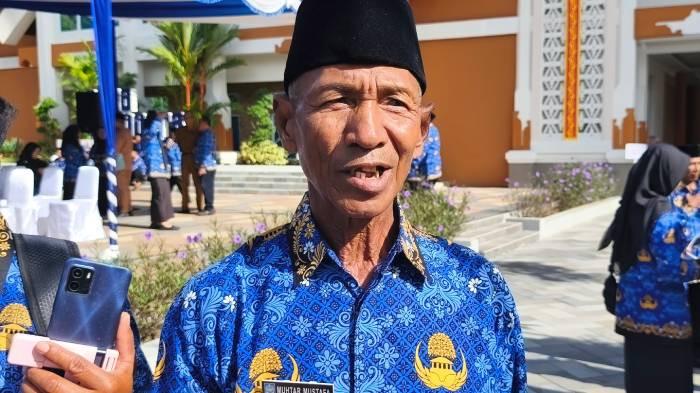 TERIMA SK - PPPK paruh waktu yang baru mendapatkan SK pengangkatan, Muhtar Mustafa saat ditemui di Kantor Gubernur NTB, Selasa (23/12/2025).