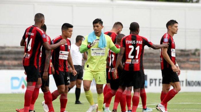 Para pemain Persipura Jayapura. Persipura terdegradasi ke Liga 2 Indonesia musim 2022-2023.