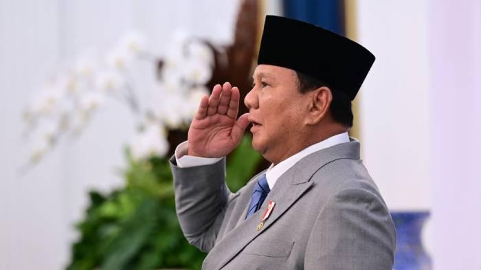 GELAR PAHLAWAN - Presiden Prabowo Subianto mengambil sikap hormat usai pelantikan Komisi Percepatan Reformasi Kepolisian Negara Republik Indonesia (Polri) yang baru saja dilantik di Istana Merdeka, Jakarta, pada Jumat (7/11/2025).