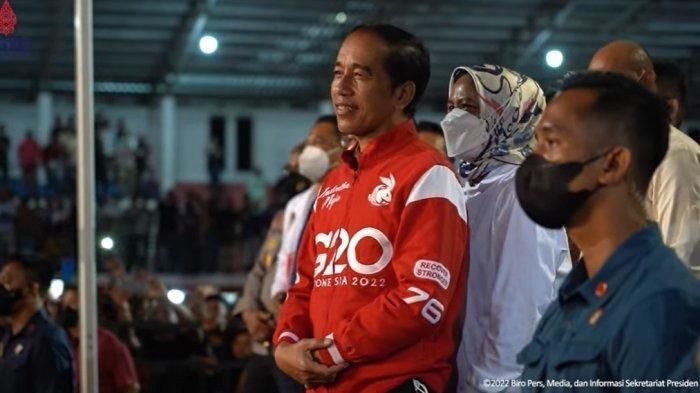 Ribuan Warga Ende Minta Presiden Jokowi Naik Panggung Saat Nonton Konser Slank