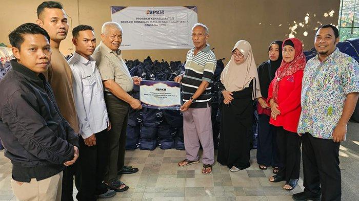 Ribuan Fakir Miskin di Kota Mataram Diberi Bantuan Sembako Premium