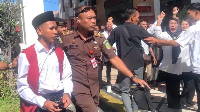 Terdakwa kasus pembunuhan di Pantai Nipah Lombok Utara, Radiet Adiansyah menjalani sidang perdana di Pengadilan Negeri (PN) Mataram, Selasa (3/2/2026).