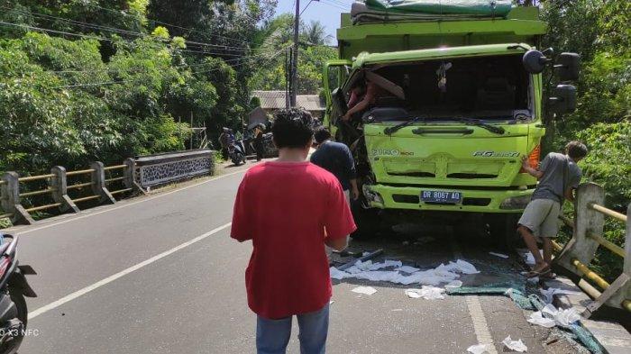 Truk dan GranMax Tabrakan hingga Ringsek, Pengemudi Luka Lecet