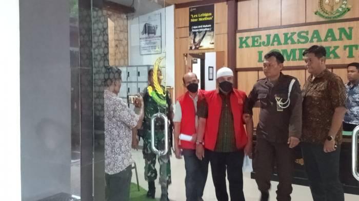 PENETAPAN TERSANGKA - Tersangka kasus TIK SD digiring ke mobil tahanan untuk dibawa ke Rutan Selong, Lombok Timur, Jumat (7/11/2025).