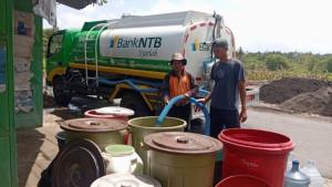 BPBD-Kota-Mataram-saat-menyalurkan-air-bersih-di-lima-kecamatan.jpg