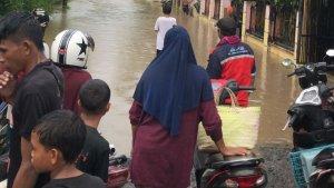 Banjir-yang-terjadi-di-sejumlah-kecamatan-di-Kabupaten-Bima-Sabtu-142023.jpg