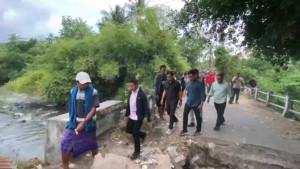 Bupati-Lombok-Timur-H-Haerul-Warisin-saat-mengecek-jembatan-penghubung-Desa-Teko-Apitaik.jpg